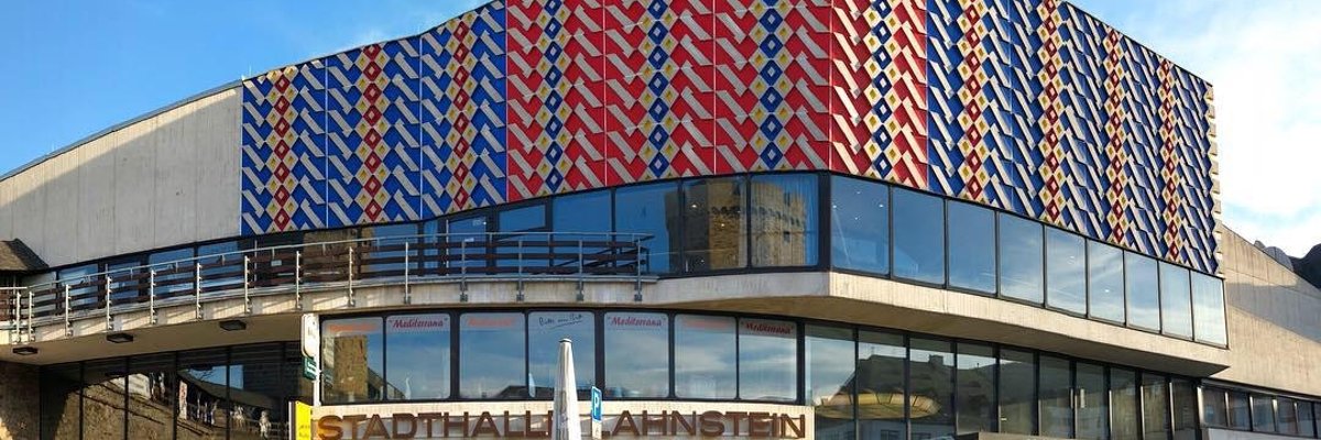 Stadthalle Lahnstein Auf der Außenfassade der Stadthalle Lahnstein ist der Teppichboden der Halle gezeigt
