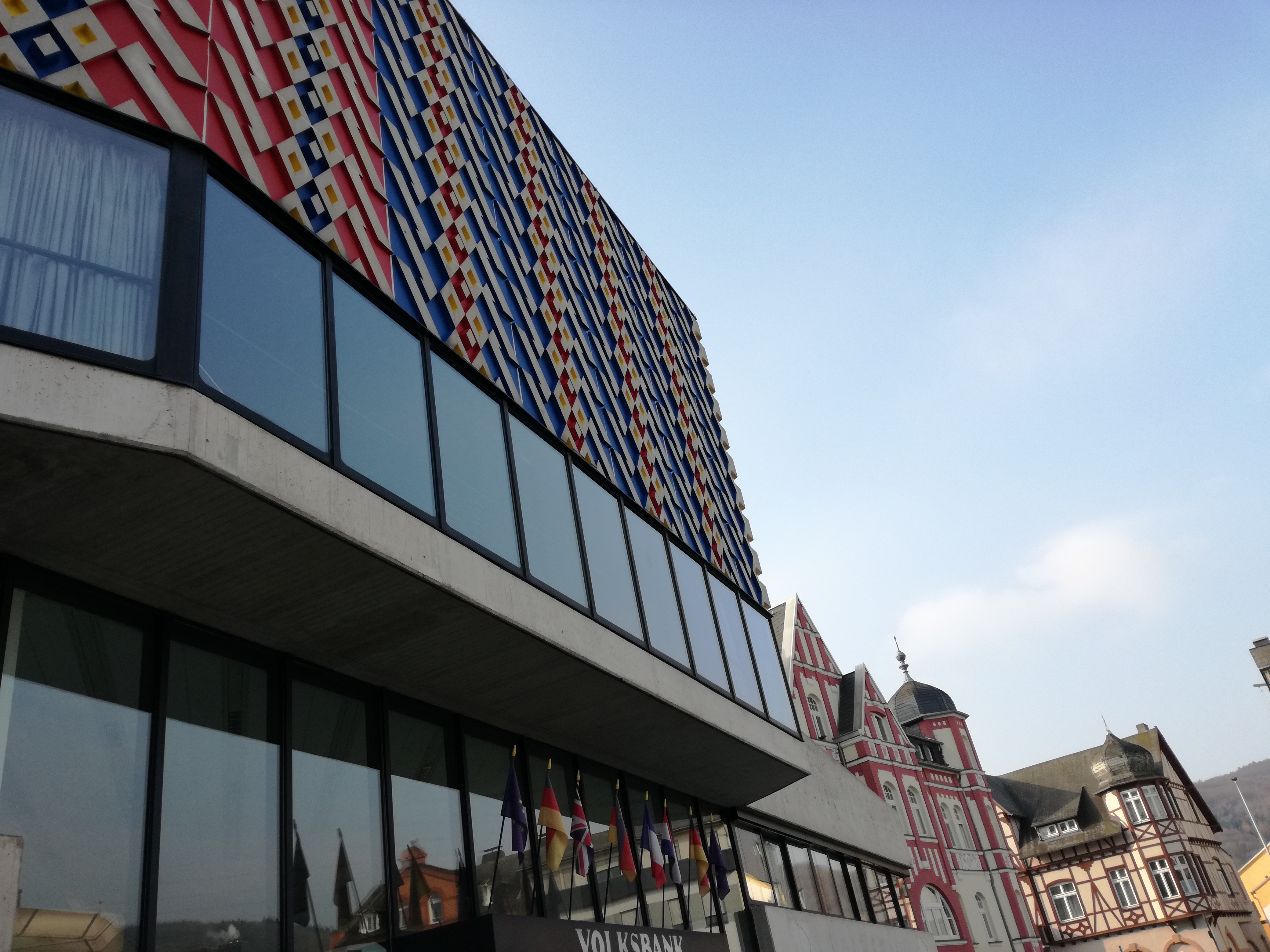 Auf der Außenfassade der Stadthalle Lahnstein ist der Teppichboden der Halle gezeigt 