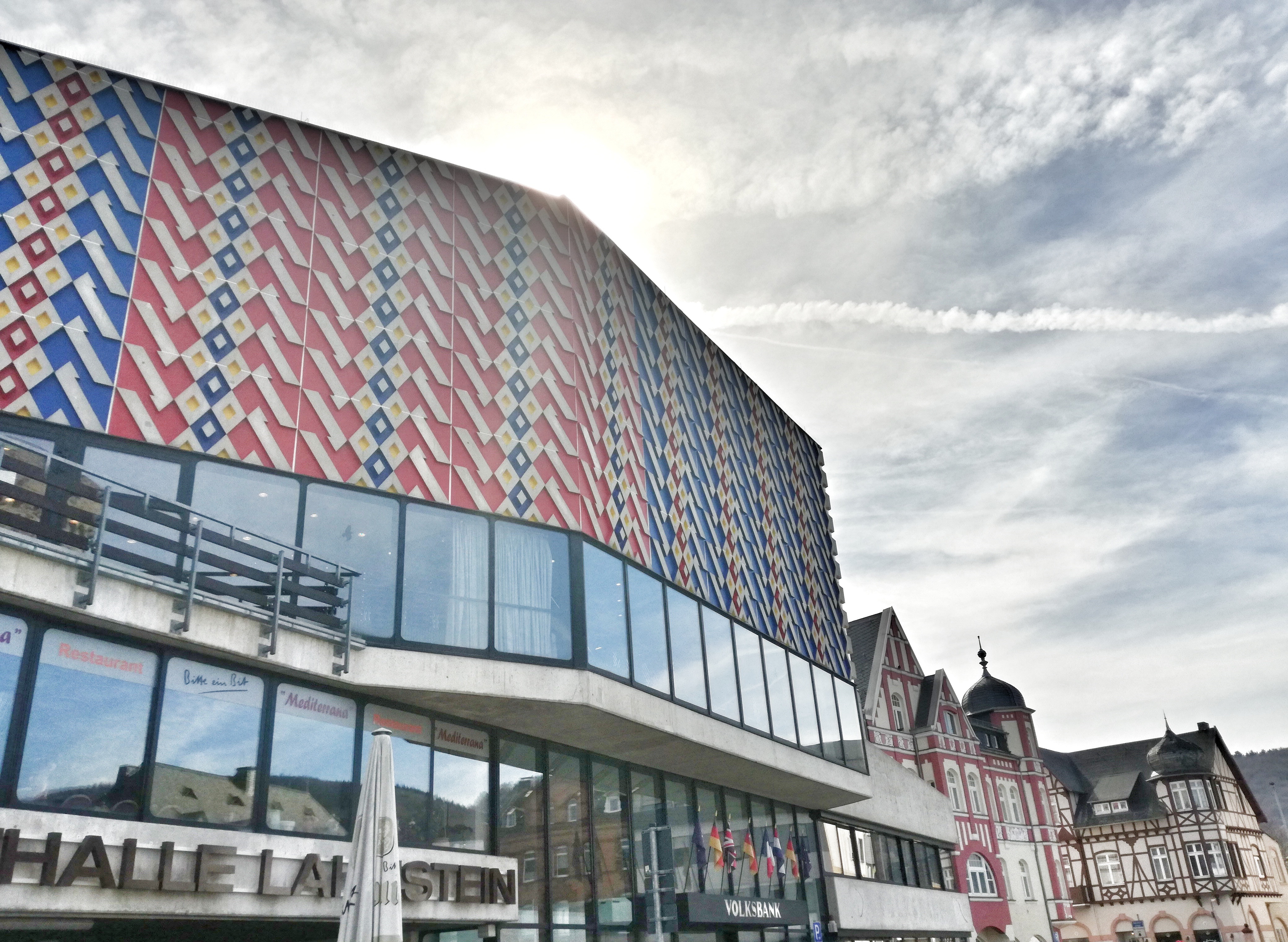 Auf der Außenfassade der Stadthalle Lahnstein ist der Teppichboden der Halle gezeigt 