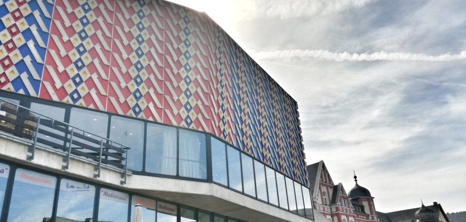 Auf der Außenfassade der Stadthalle Lahnstein ist der Teppichboden der Halle gezeigt 