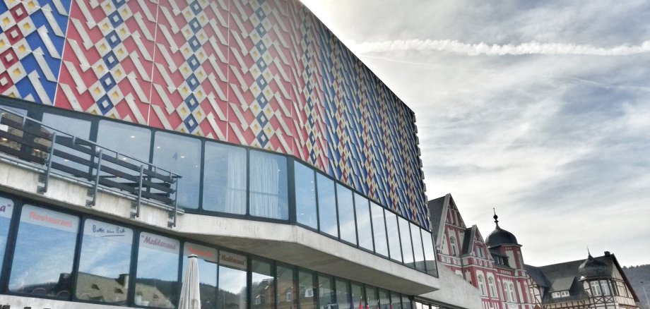 Auf der Außenfassade der Stadthalle Lahnstein ist der Teppichboden der Halle gezeigt 