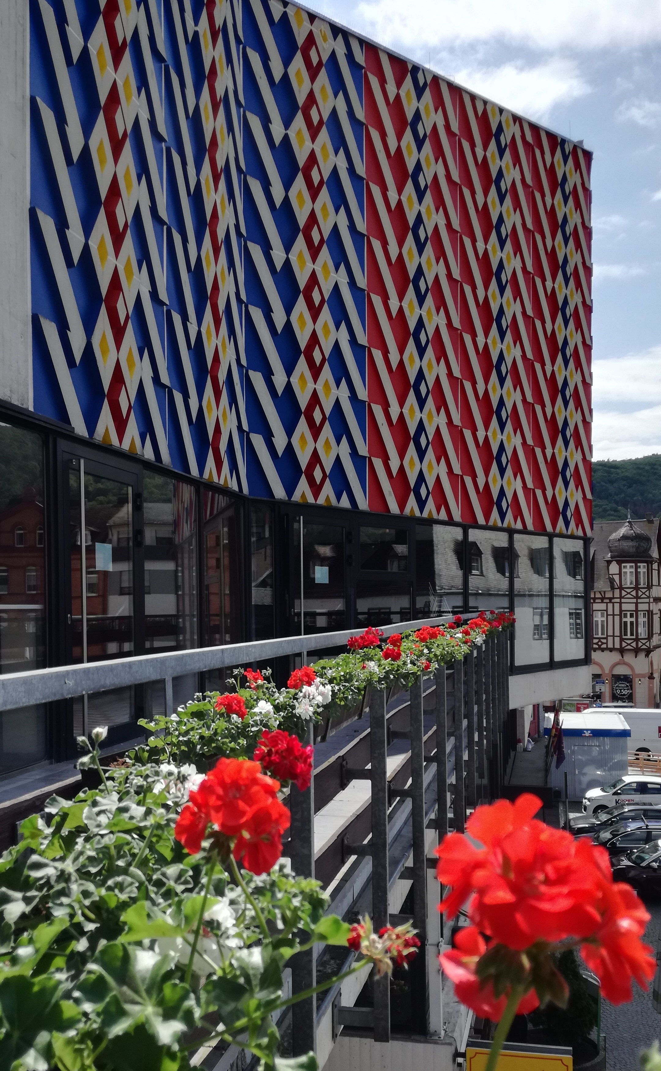 Auf der Außenfassade der Stadthalle Lahnstein ist der Teppichboden der Halle gezeigt 