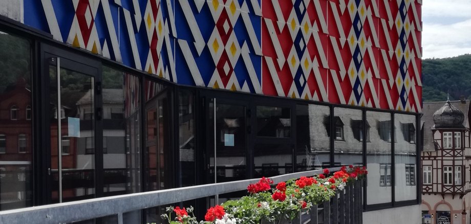 Stadthalle Lahnstein Auf der Außenfassade der Stadthalle Lahnstein ist der Teppichboden der Halle gezeigt