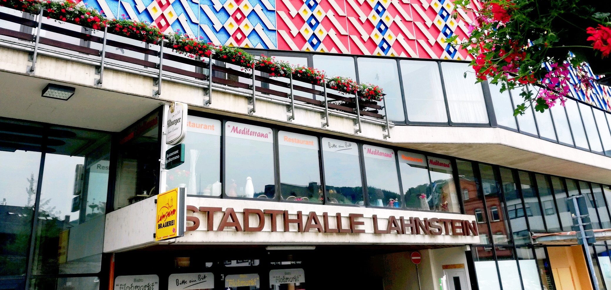 Auf der Außenfassade der Stadthalle Lahnstein ist der Teppichboden der Halle gezeigt 