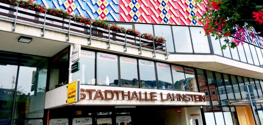 Stadthalle Lahnstein Auf der Außenfassade der Stadthalle Lahnstein ist der Teppichboden der Halle gezeigt