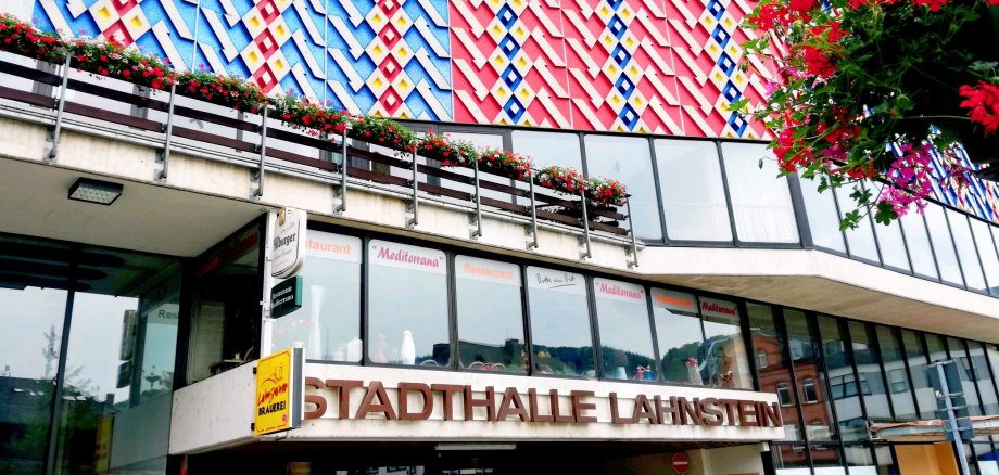 Stadthalle Lahnstein Auf der Außenfassade der Stadthalle Lahnstein ist der Teppichboden der Halle gezeigt