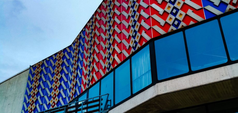 Auf der Außenfassade der Stadthalle Lahnstein ist der Teppichboden der Halle gezeigt 