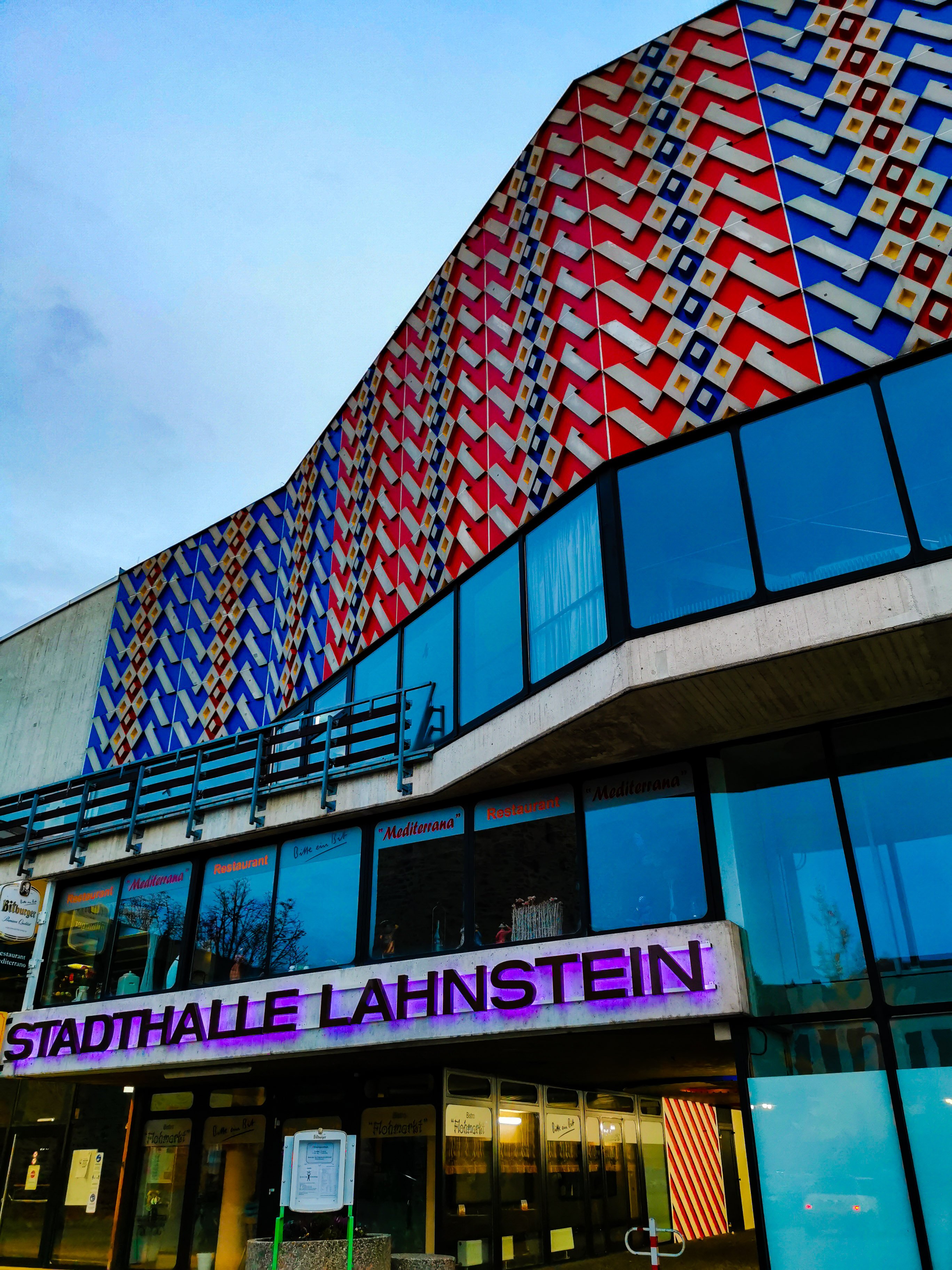 Auf der Außenfassade der Stadthalle Lahnstein ist der Teppichboden der Halle gezeigt 