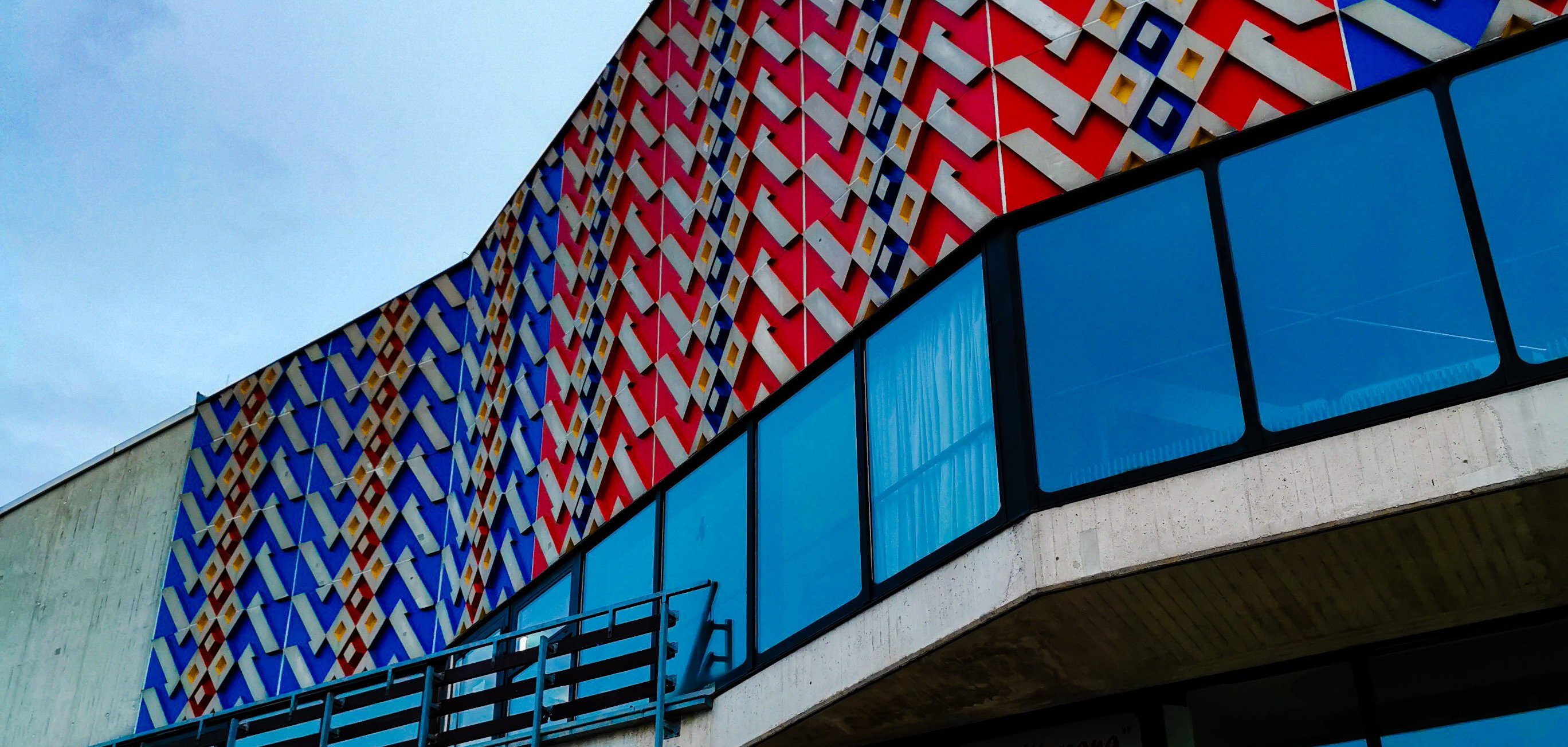 Auf der Außenfassade der Stadthalle Lahnstein ist der Teppichboden der Halle gezeigt 