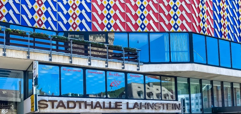 Stadthalle Lahnstein Auf der Außenfassade der Stadthalle Lahnstein ist der Teppichboden der Halle gezeigt
