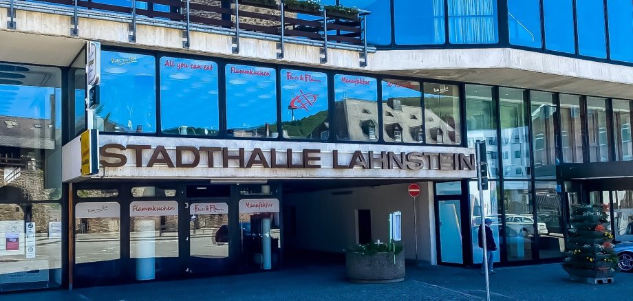 Stadthalle Lahnstein Auf der Außenfassade der Stadthalle Lahnstein ist der Teppichboden der Halle gezeigt