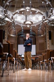 Dr. Leon Winterscheid kommt mit seinem Programm "Alles Perfekt" am 12. Dezember 2026 in die Stadthalle Lahnstein. Foto: Jonathan Welzel