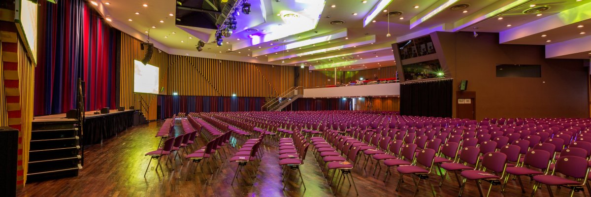 Stadthalle Lahnstein Saal der Stadthalle Lahnstein mit Bestuhlung und Beleuchtung