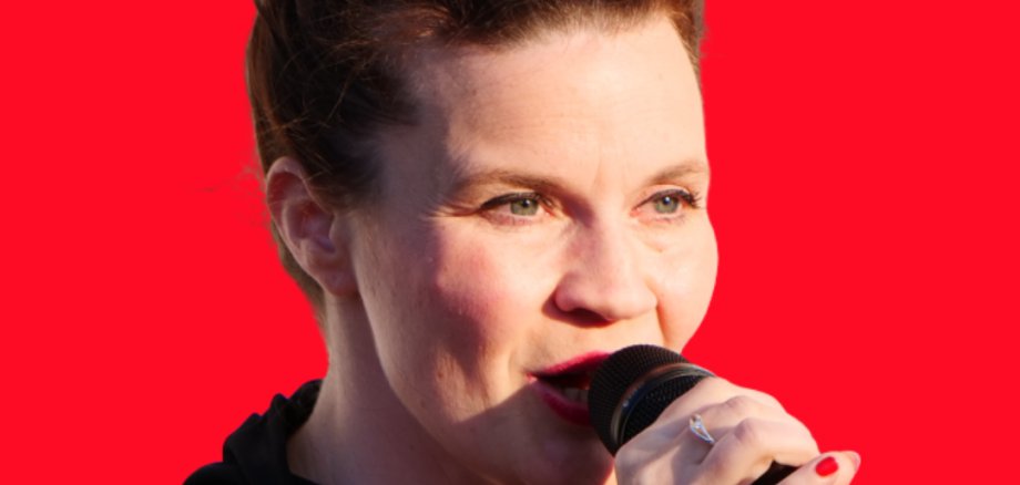 Silva Heil begeistert gesanglich mit Chansons von Edith Piaf und Marlene Dietrich.