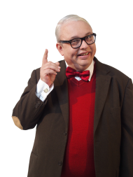 Ein als Heinz Erhardt verkleideter Mann blickt lächelnd in die Kamera und hebt einen Finger, als wolle er gerade einen geistreichen Gedanken oder ein Gedicht vortragen. Er trägt eine schwarze Brille, rote Fliege, roten Pullover und dunkles Sakko.