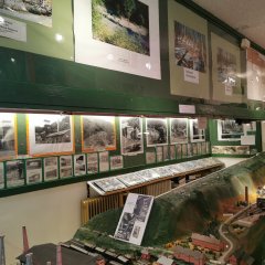 Bergbaumuseum Lahnstein Friedrichssegen Blick in den Ausstellungsraum des Bergbaumuseums mit zahlreichen Exponaten in Vitrinen. Entlang der Wände hängen Informationstafeln und historische Fotografien.