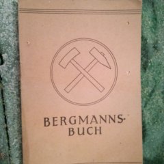Bergbaumuseum Lahnstein Friedrichssegen: Bergmannspass Nahaufnahme eines historischen Bergmannsbuches mit gekreuztem Hammer und Schlägel. Darunter steht der Schriftzug „Bergmannsbuch".