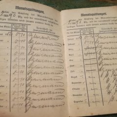 Dokument im Bergbaumuseum Lahnstein Friedrichssegen Aufgeschlagenes altes Buch mit handschriftlichen oder gedruckten Einträgen in Tabellenform. Die vergilbten Seiten zeigen zahlreiche Zahlen und Namen.