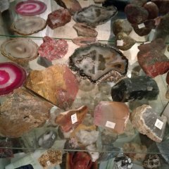Mineralien im Bergbaumuseum Lahnstein Friedrichssegen Sammlung verschiedenfarbiger Mineralien und Gesteinsproben. Die Steine liegen dicht nebeneinander in einer Vitrine.