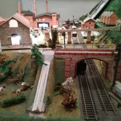 Modell eines Bergmannsdorfs im Bergbaumuseum Lahnstein Friedrichssegen Modell einer Industrie- oder Bergbauanlage. Zu erkennen sind Gebäude und ein Fördergerüst. Das Modell stellt das Bergbaudorf Friedrichssegen um das Jahr 1900 dar.