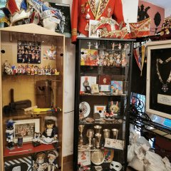 CCO-Fastnachtsmuseum in Schloss Martinsburg Lahnstein Vitrine mit einer Vielzahl unterschiedlicher Sammlungs- und Ausstellungsstücken. Die Gegenstände sind dicht angeordnet und reichen von Bildern bis zu kleineren Exponaten.