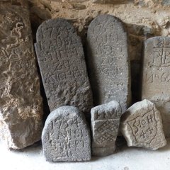 Grenzsteine im Hexenturm Lahnstein Mehrere aufrecht stehende, verwitterte Steine aus hellem Gestein. Die Steine sind unterschiedlich groß und dicht nebeneinander angeordnet.