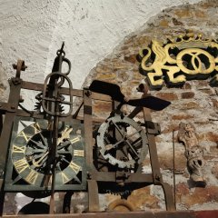 Hexenturm Lahnstein mit Heimatmuseum Altes mechanisches Gerät mit Zahnrädern und Metallteilen vor einer Steinwand. Die Aufnahme zeigt technische Details der historischen Konstruktion.