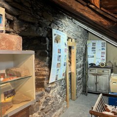 Dachboden mit Ausstellung im Stadtmauerhäuschen Lahnstein Innenansicht eines Ausstellungsraums innerhalb des Stadtmauerhäuschens auf dem Dachboden mit verschiedenen Exponaten.