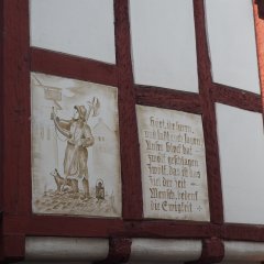 Detailansicht am Gebäude des Stadtmauerhäuschens Lahnstein Detailaufnahme einer Fachwerkfassade mit einem gemalten Wandbild und Inschriften.