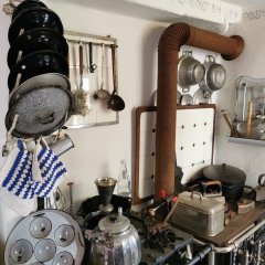 Küche im Stadtmauerhäuschen Lahnstein Innenansicht eines Raums im Stadtmauerhäuschen mit historischen Küchenutensilien und Gegenständen des täglichen Gebrauchs.