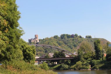 Blick auf das Lahnufer in Lahnstein mit einer Burganlage, der Burg Lahneck, im Hintergrund.