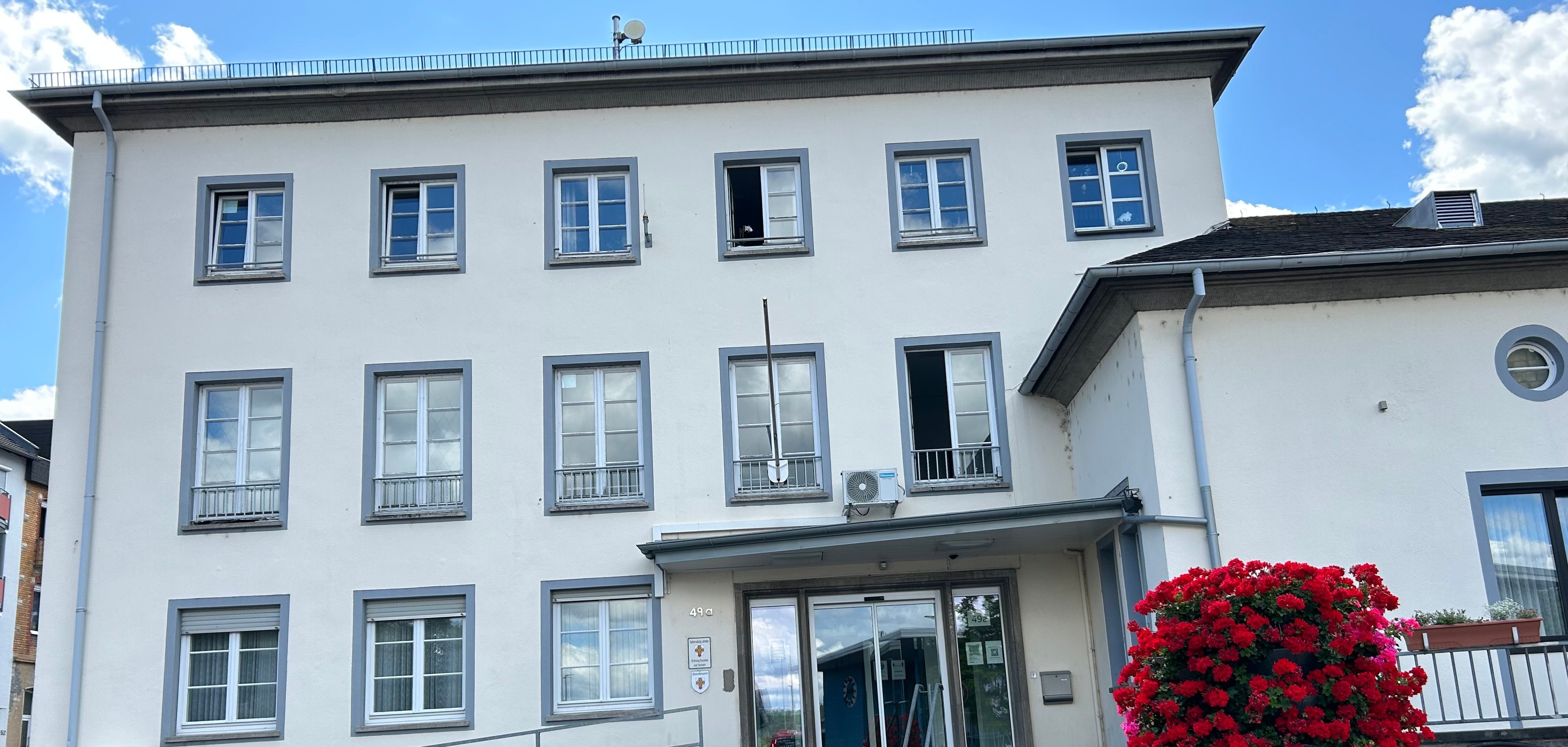 Blick auf den Eingangsbereich des Verwaltungsgebäude der Stadt Lahnstein in der Bahnhofstraße 