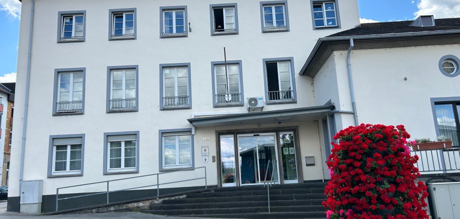 Blick auf den Eingangsbereich des Verwaltungsgebäude der Stadt Lahnstein in der Bahnhofstraße 
