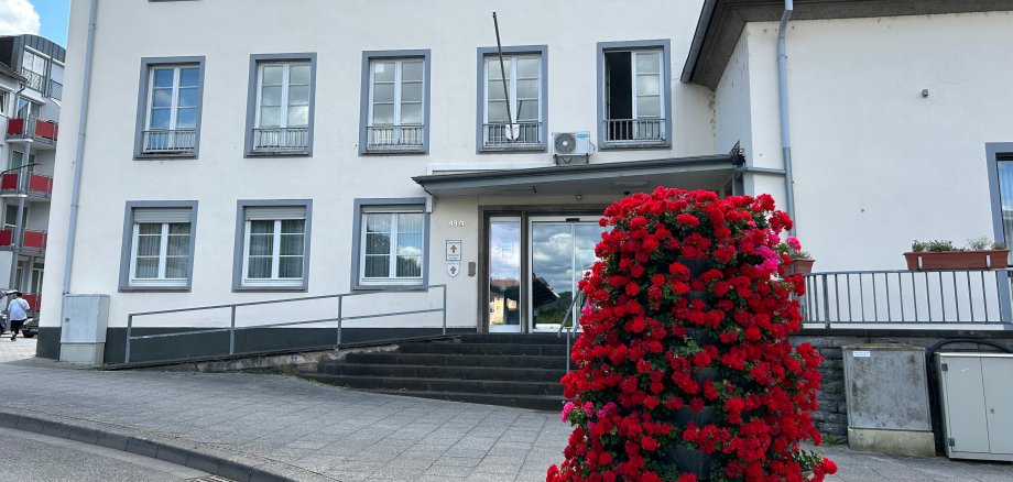 Blick auf den Eingangsbereich des Verwaltungsgebäude der Stadt Lahnstein in der  Bahnhofstraße 