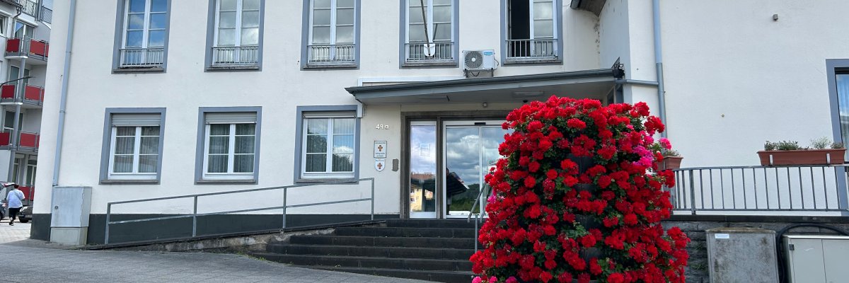 Blick auf den Eingangsbereich des Verwaltungsgebäude der Stadt Lahnstein in der  Bahnhofstraße 