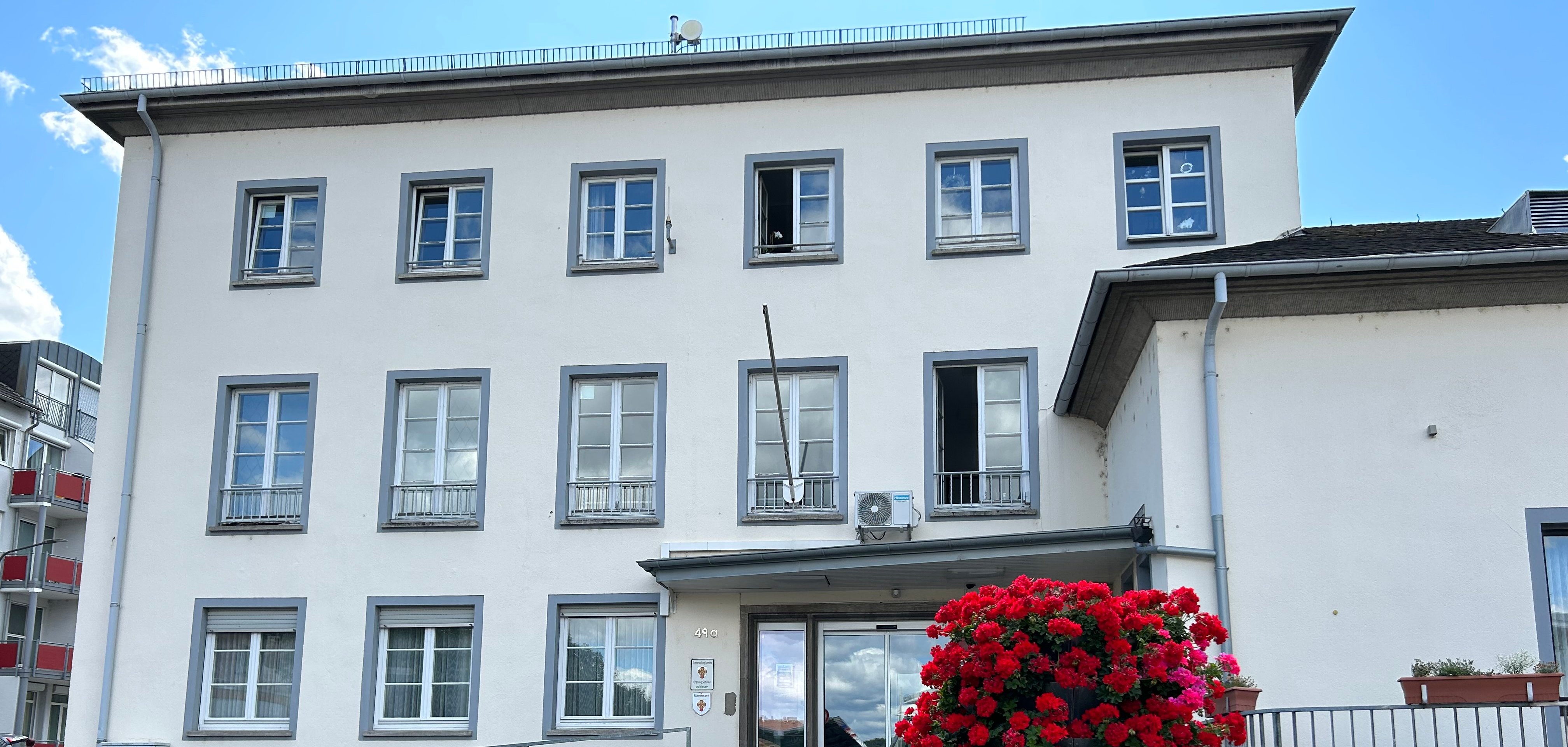 Blick auf den Eingangsbereich des Verwaltungsgebäude der Stadt Lahnstein in der  Bahnhofstraße 